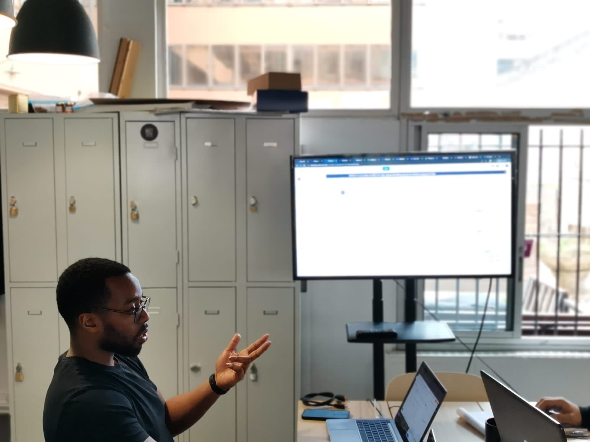 Dibrilou Diagne anime une session de formation, en expliquant devant un écran