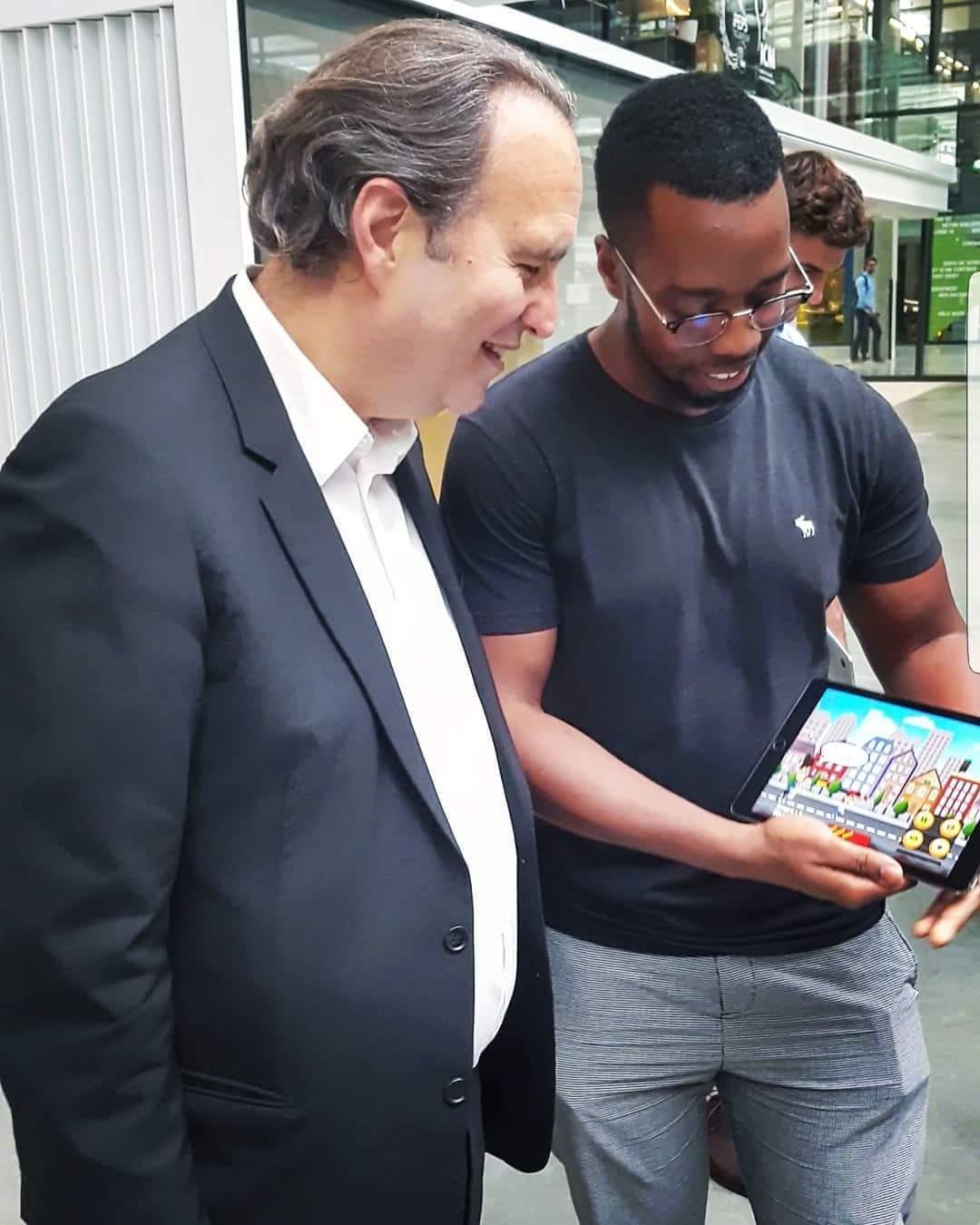 Dibrilou Diagne présente School Run à Xavier Niel, fondateur de Station F.
